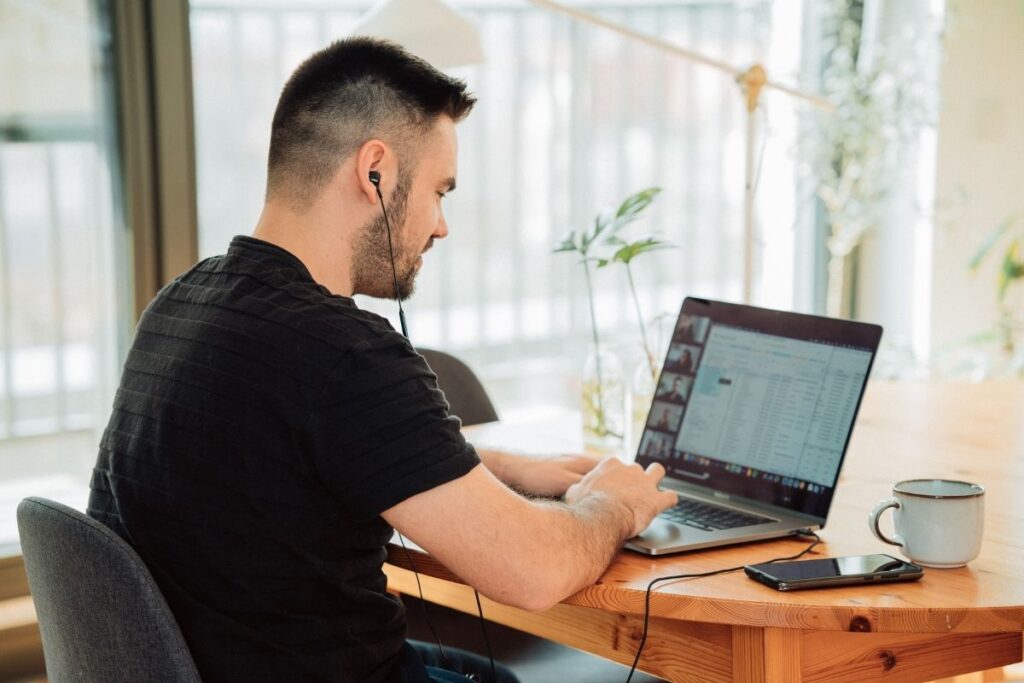 homme sur son ordinateur en télétravail