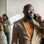 Un manager repond au telephone pour une prise de reference