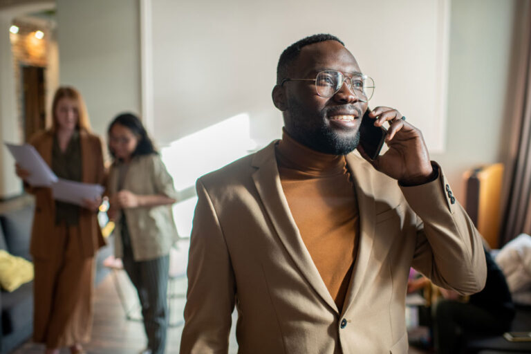 Un manager repond au telephone pour une prise de reference