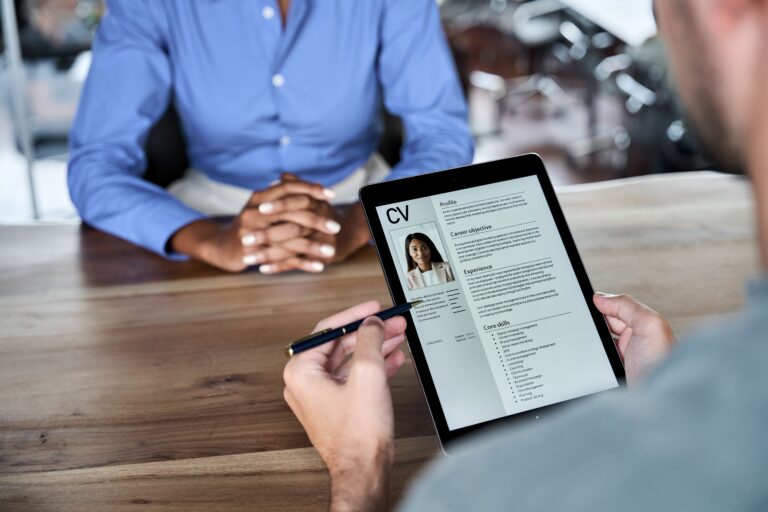 Candidatures spontanées : comment les exploiter efficacement ? ✓ Bonnes pratiques - outils d'évaluation - conseils pour mieux recruter au quotidien.